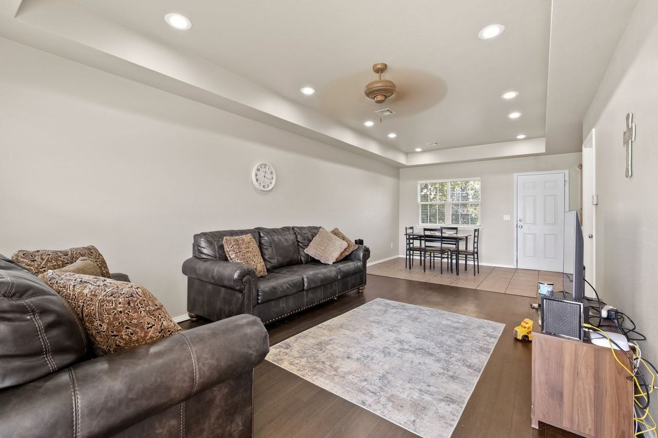 319 E Modoc Ave - Photo 2 of 5