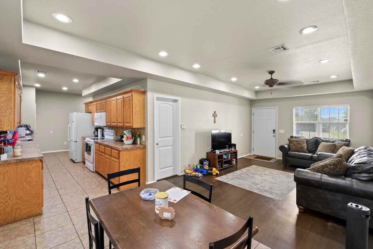 319 E Modoc Ave - Photo 4 of 5