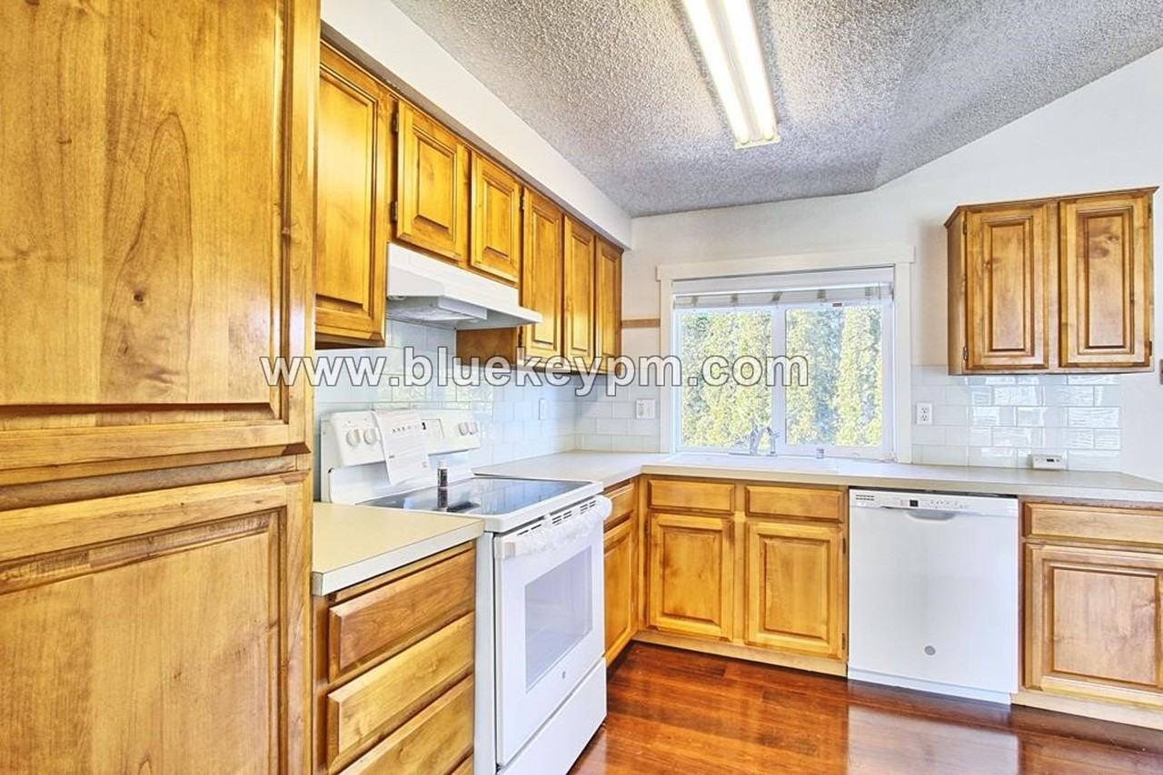 1828 Northeast 152nd Street - Photo 4 of 17