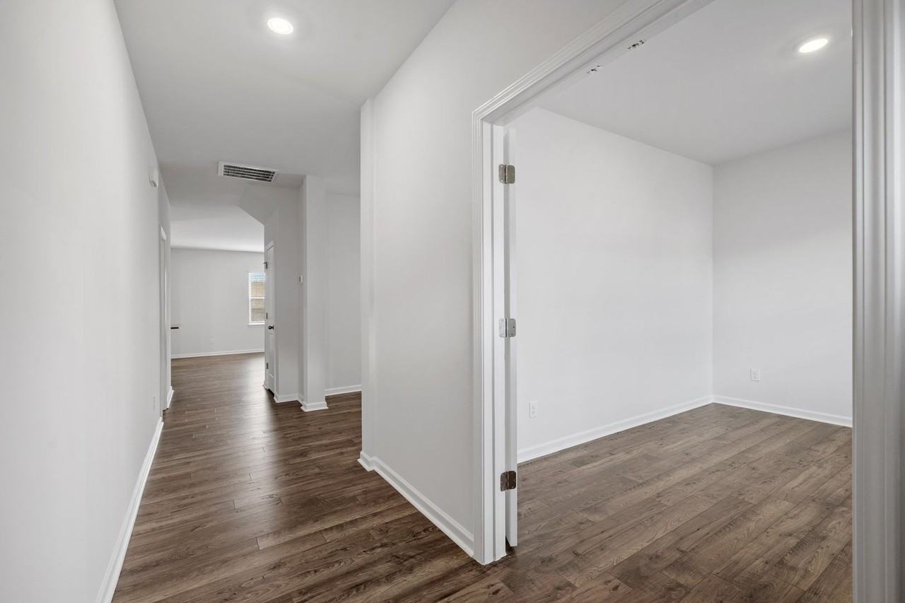 340 Fenwick Dr - Photo 4 of 35