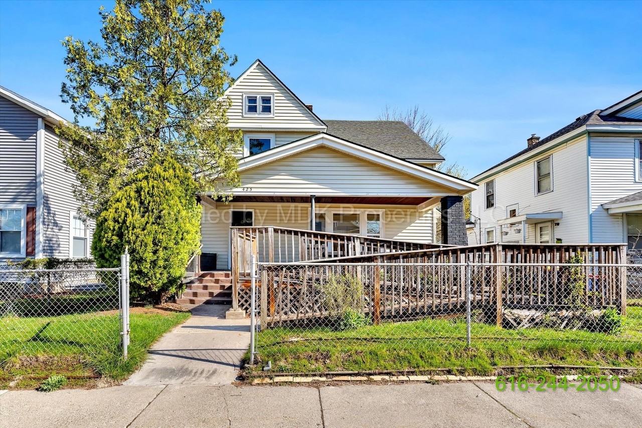 425 Woodlawn St Se - Photo 2 of 41