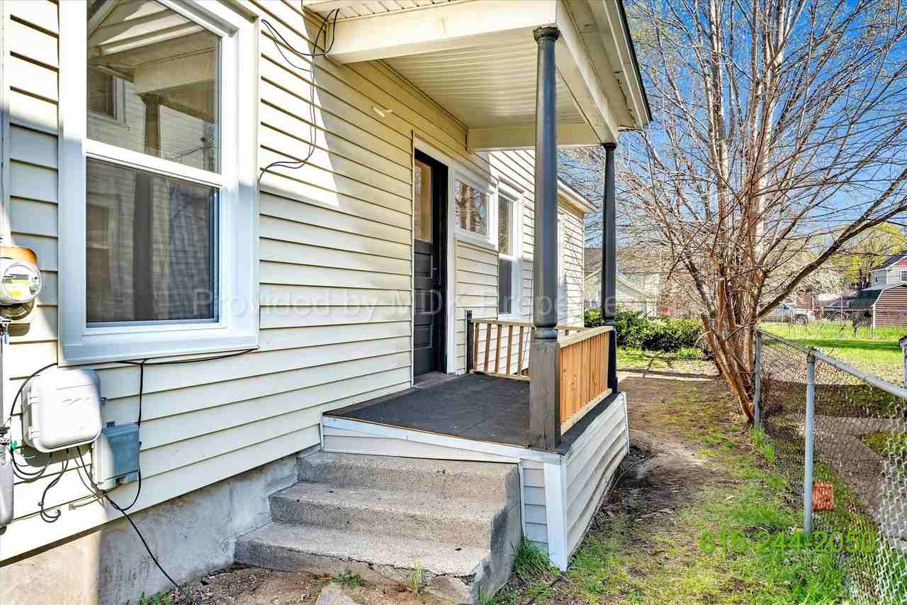 425 Woodlawn St Se - Photo 3 of 41