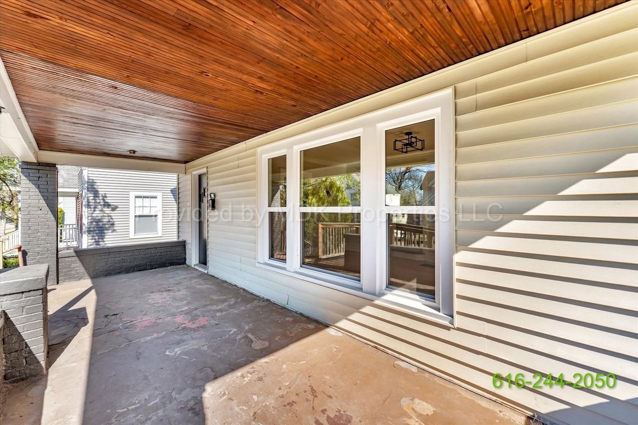 425 Woodlawn St Se - Photo 4 of 41
