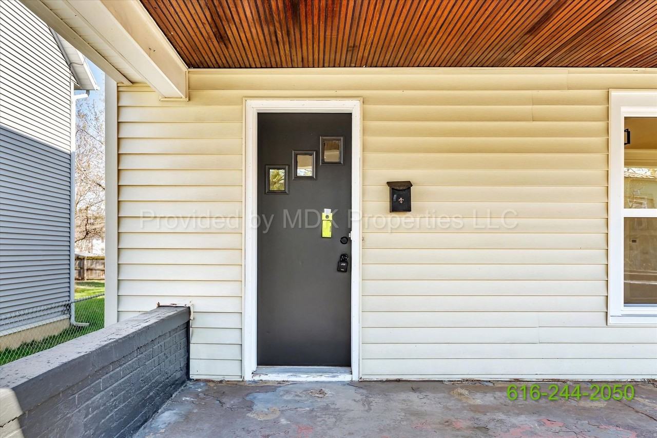 425 Woodlawn St Se - Photo 5 of 41