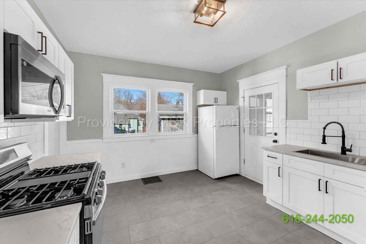 425 Woodlawn St Se - Photo 6 of 41