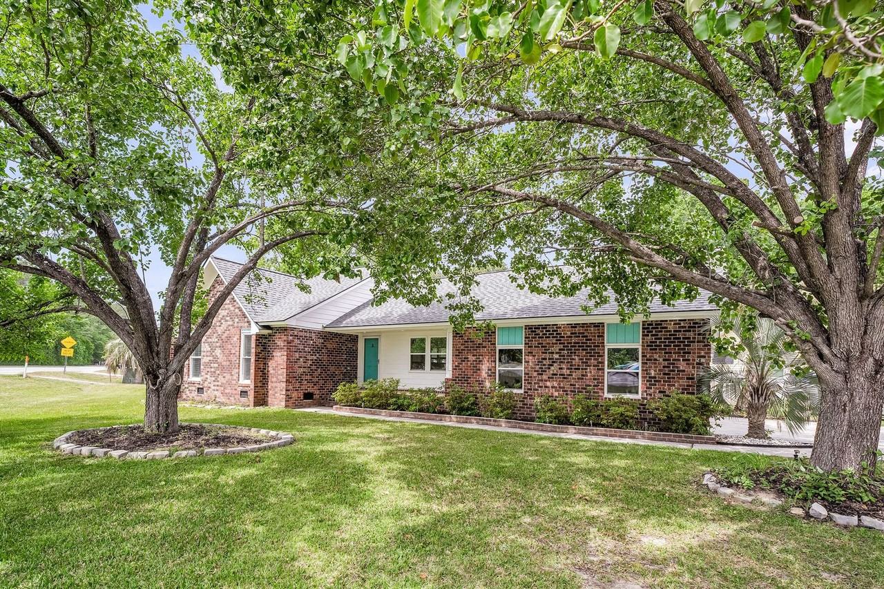 301 Huntsman Dr - Photo 2 of 40