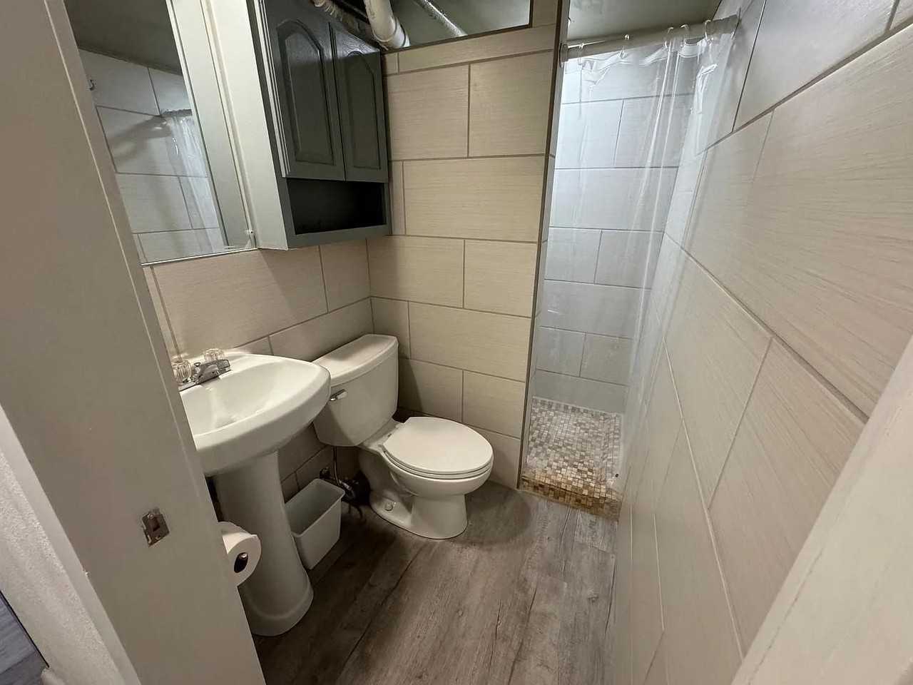 911 21st St - Photo 3 of 24