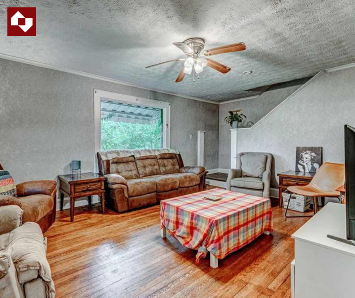 755 Naomi St - Photo 2 of 8