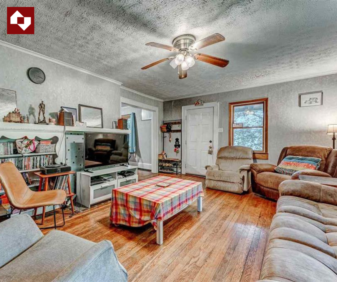 755 Naomi St - Photo 5 of 8