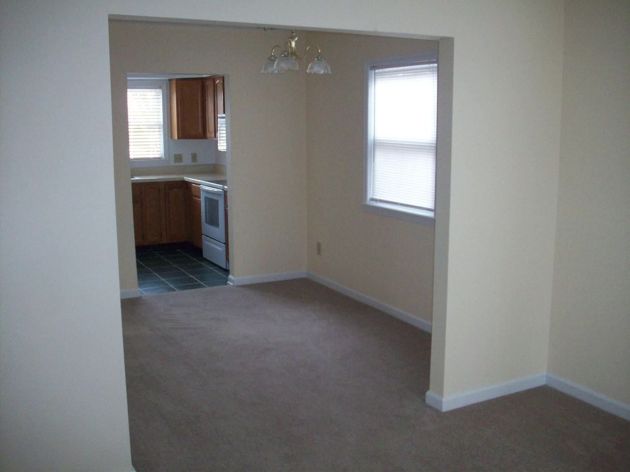 213 Pelham Dr - Photo 4 of 18
