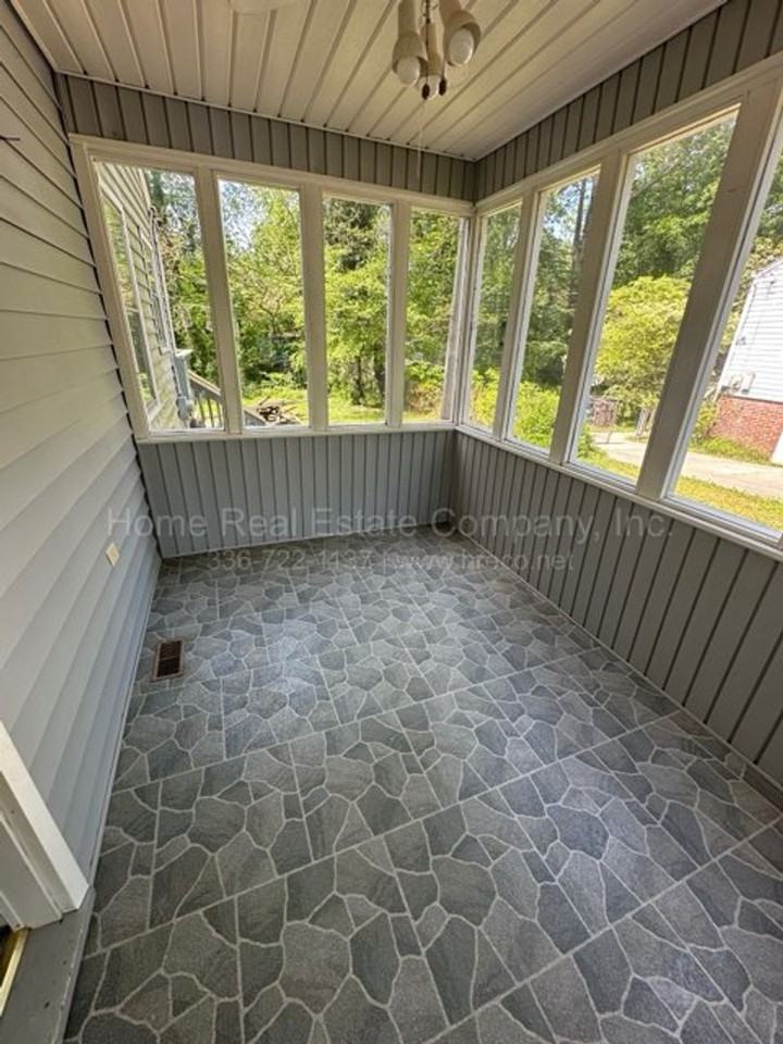 1412 Chelsea St - Photo 2 of 10