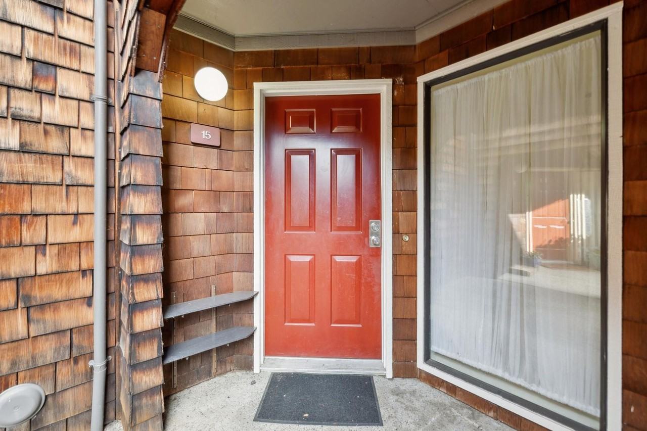 15 Peter Coutts Cir - Photo 2 of 23