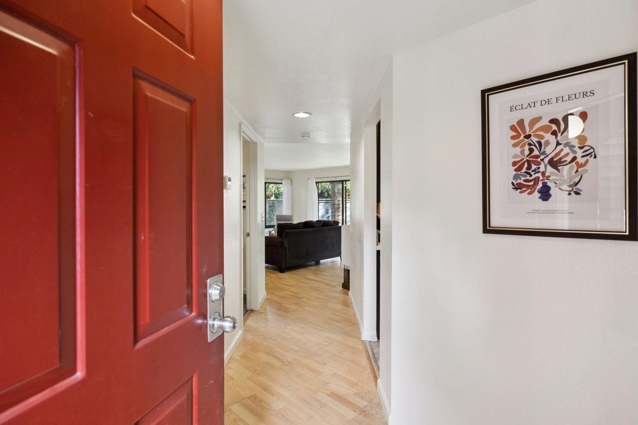 15 Peter Coutts Cir - Photo 3 of 23