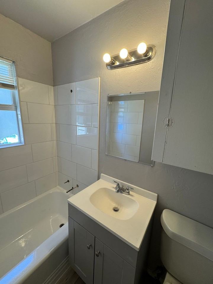 1017 Sw 50th St - Photo 4 of 4