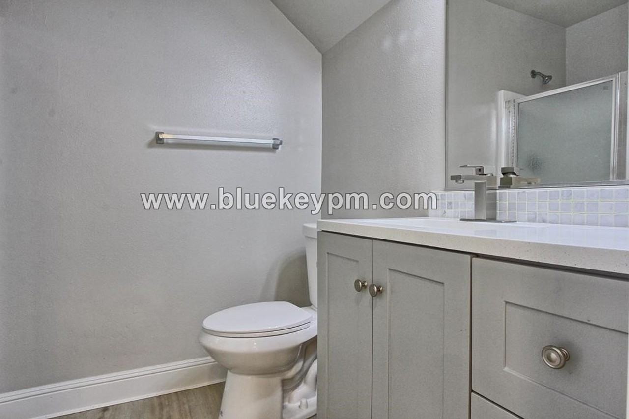 9913 Ne 86th St #B - Photo 3 of 7