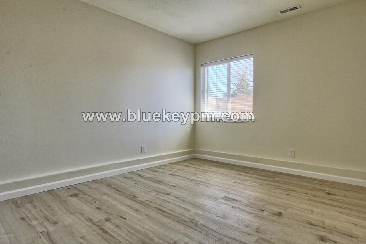 9913 Ne 86th St #B - Photo 5 of 7
