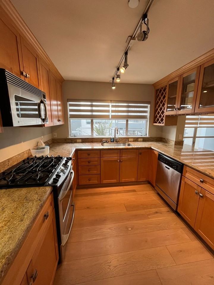 1540 Lombard St - Photo 4 of 24