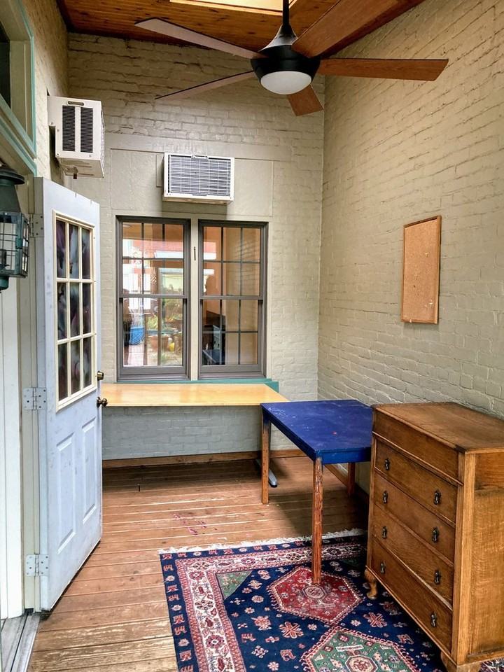 2218 Jane St - Photo 4 of 21