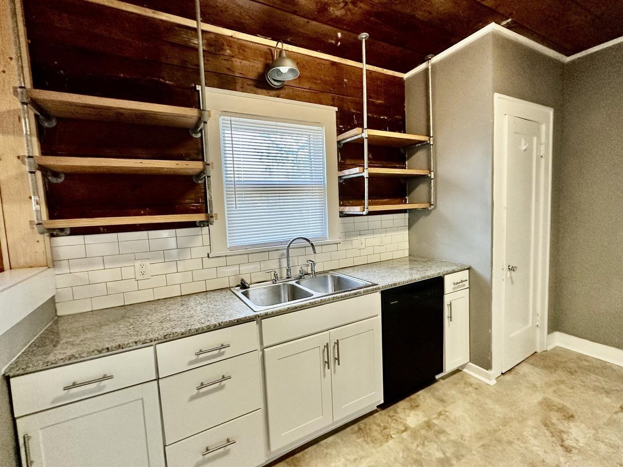 512 Herring Ave - Photo 7 of 23