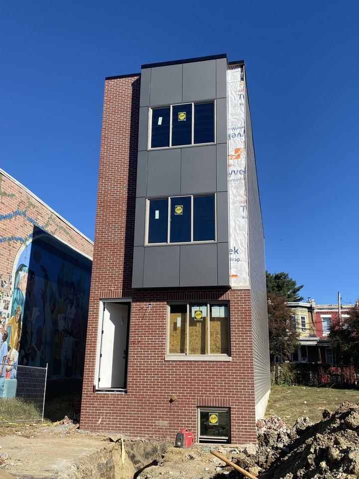 667 N 52nd St #3 - Photo 3 of 9