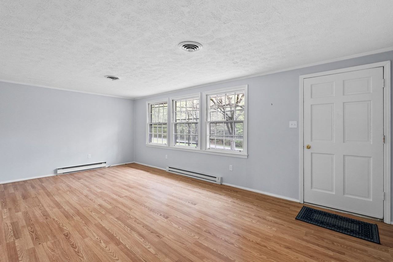 272 Watkins Dr - Photo 5 of 40