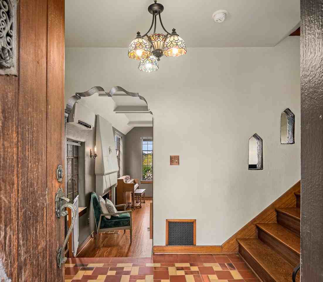 2511 W Montlake Pl E - Photo 2 of 35