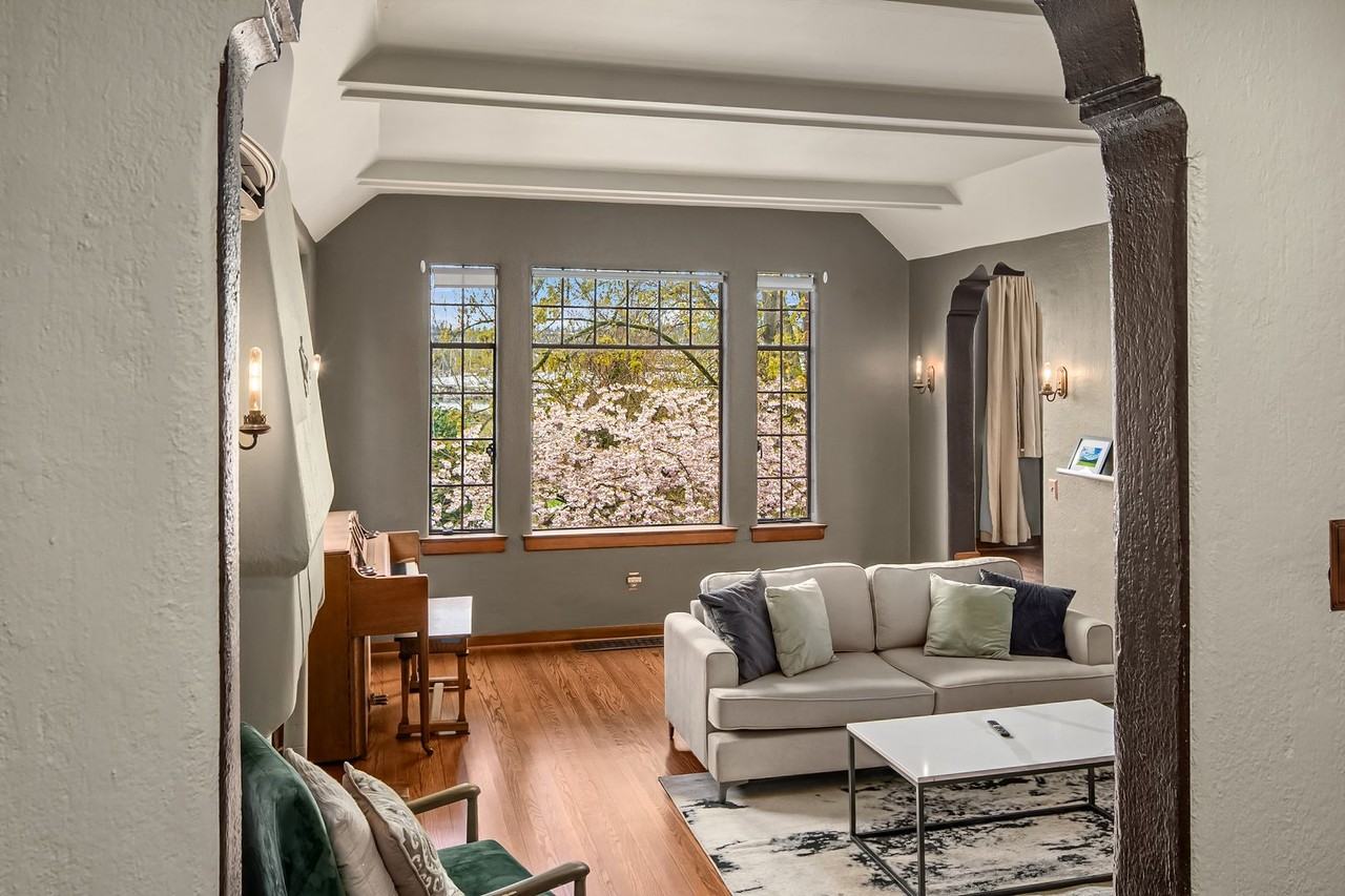 2511 W Montlake Pl E - Photo 3 of 35