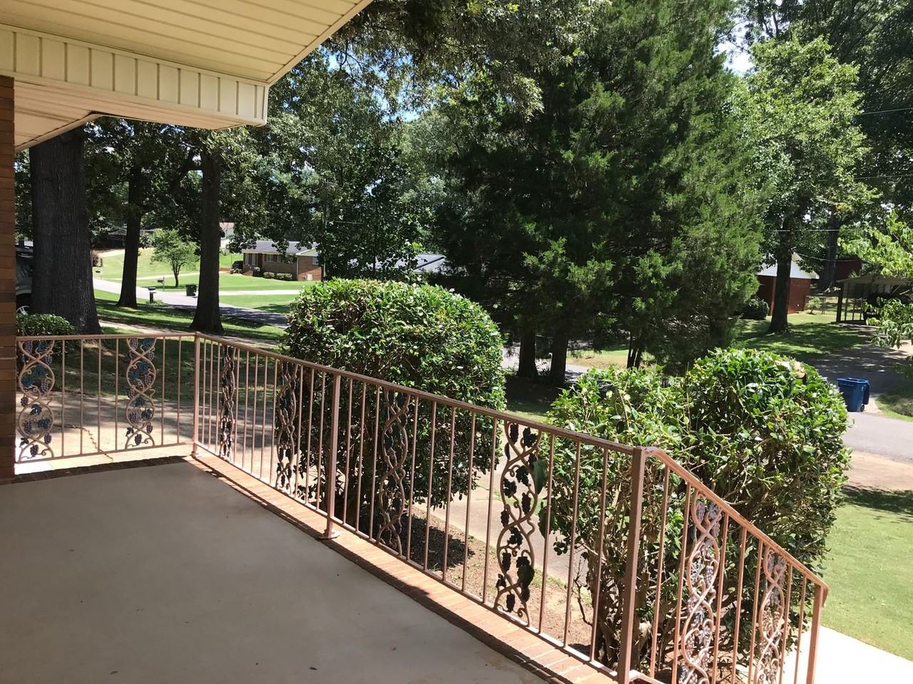 946 Boswell Dr - Photo 2 of 18