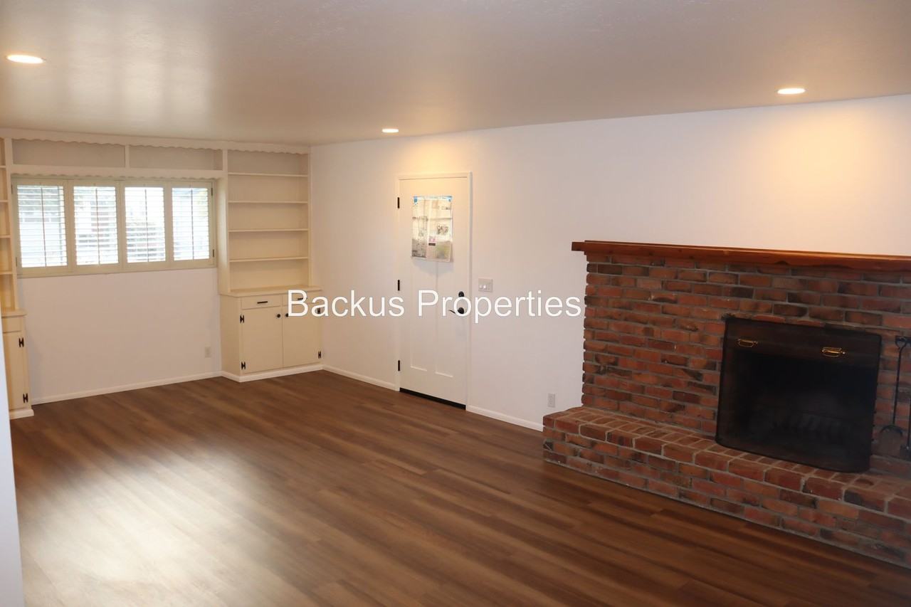 738 Carmelita Dr - Photo 3 of 17