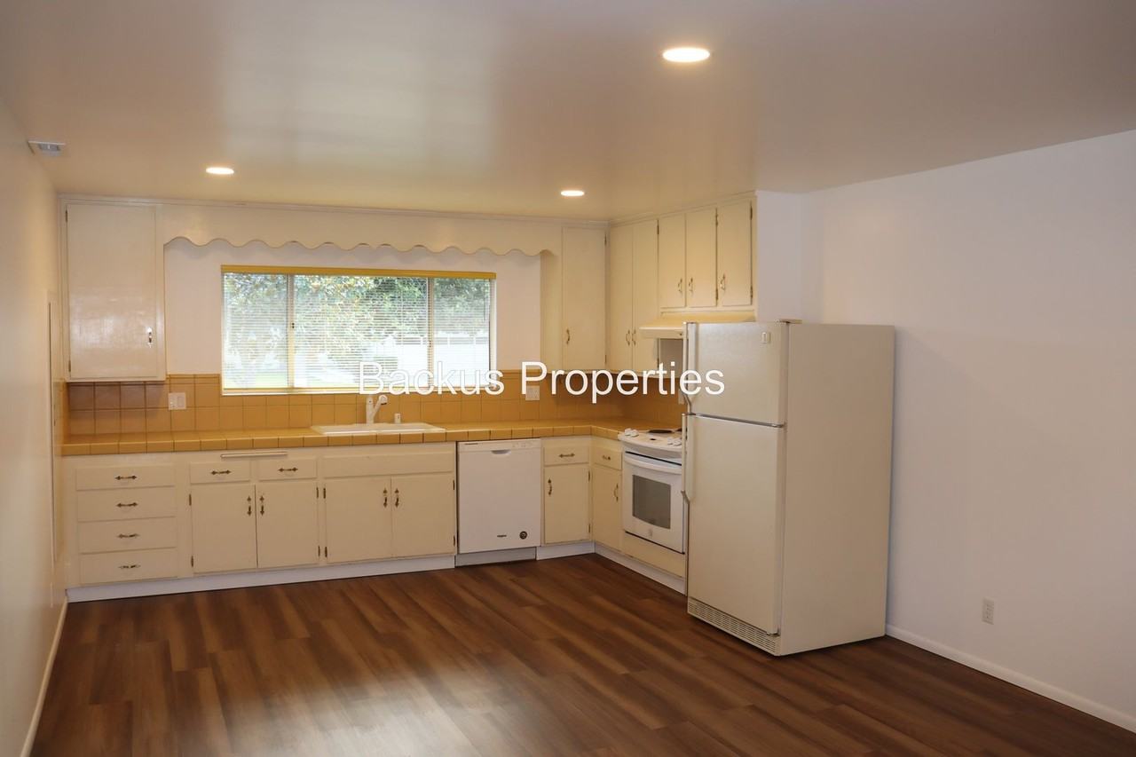 738 Carmelita Dr - Photo 4 of 17