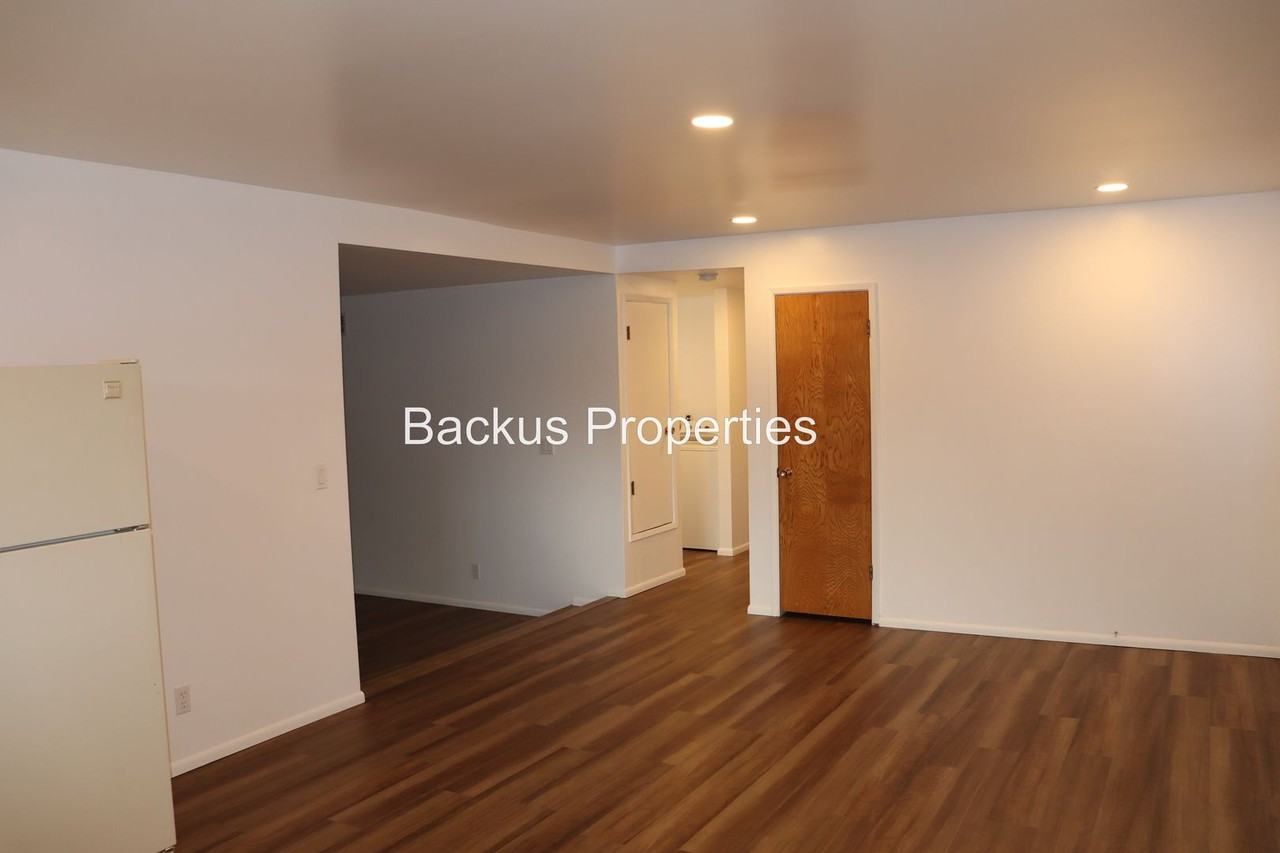738 Carmelita Dr - Photo 5 of 17