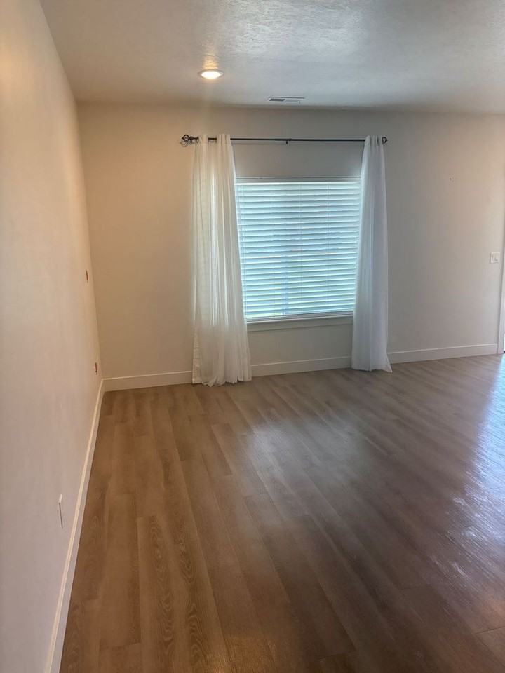 427 S 1540 E - Photo 4 of 13