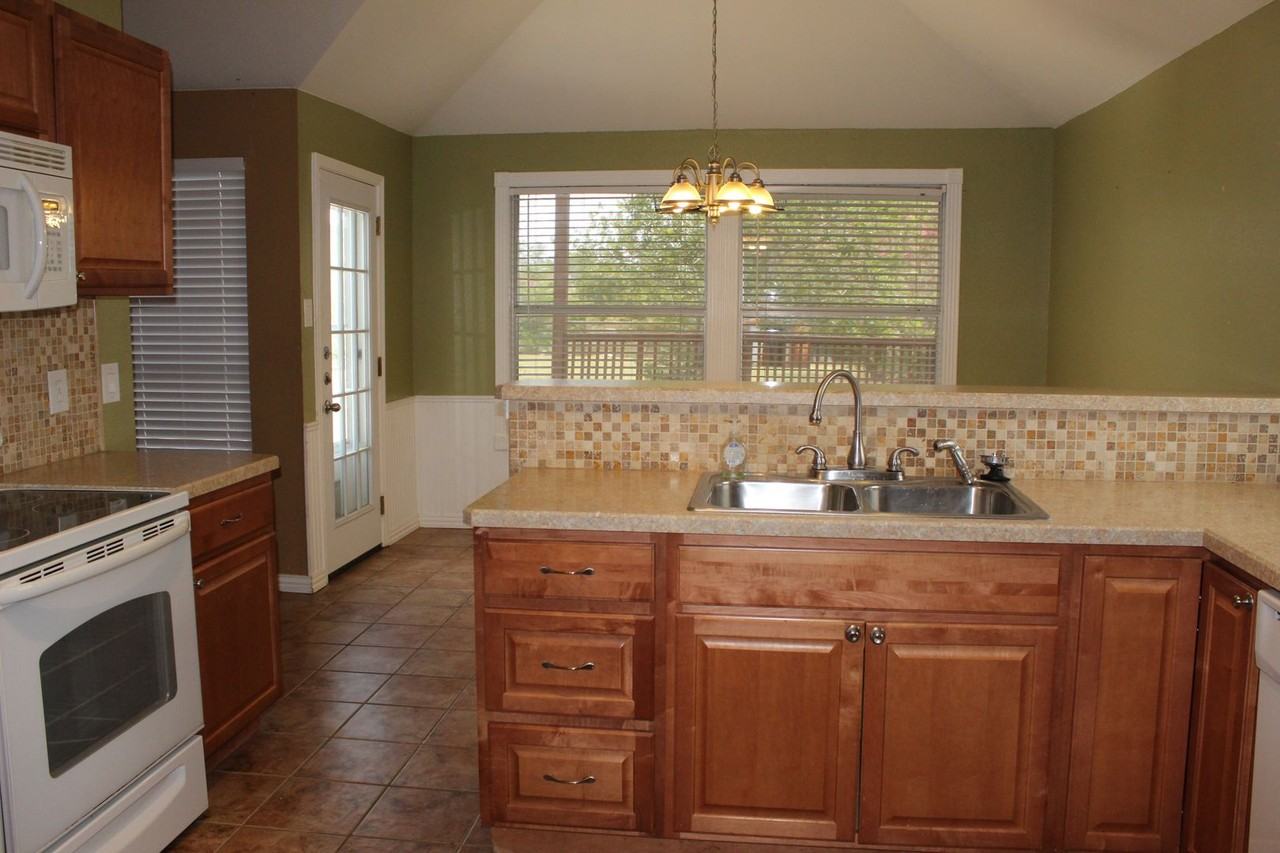 1421 Cedar Ln - Photo 4 of 21