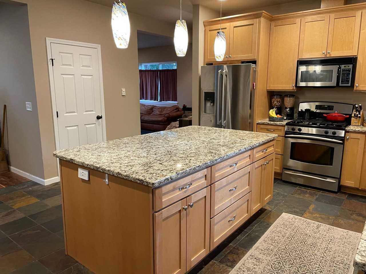 5504 Robinswood Ln - Photo 2 of 26