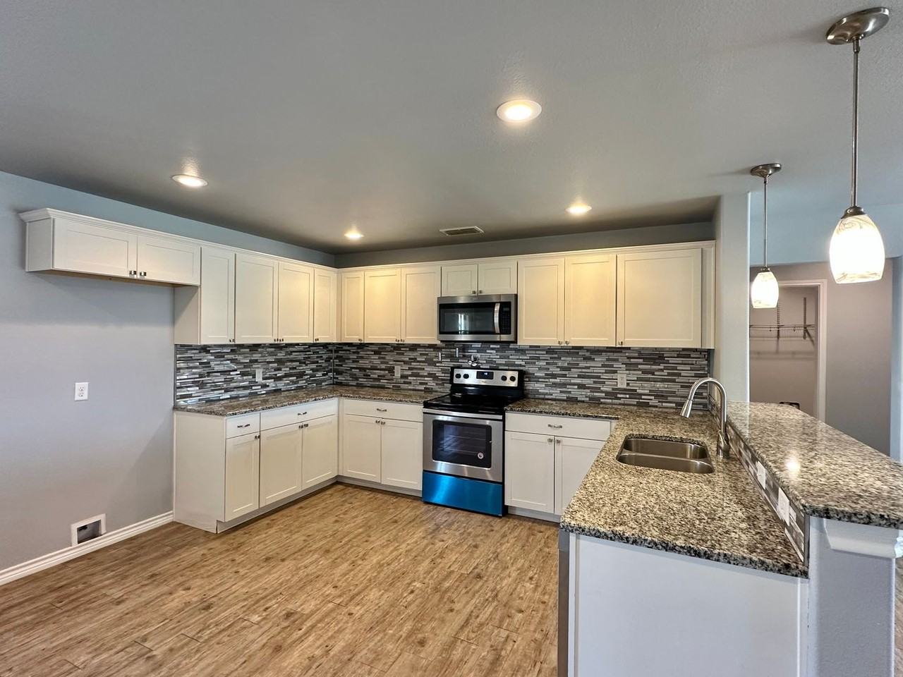 8806 14th St - Photo 5 of 16