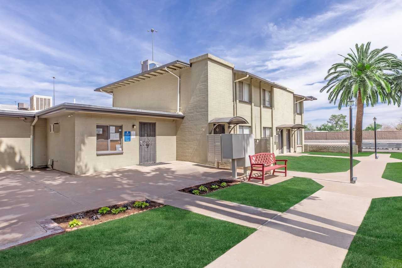 Cypress Manor Apartments - Photo 4 of 8