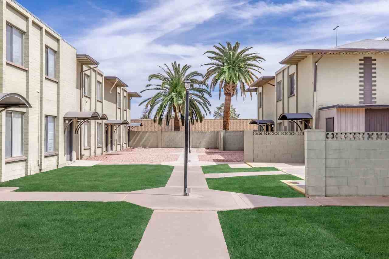 Cypress Manor Apartments - Photo 5 of 8