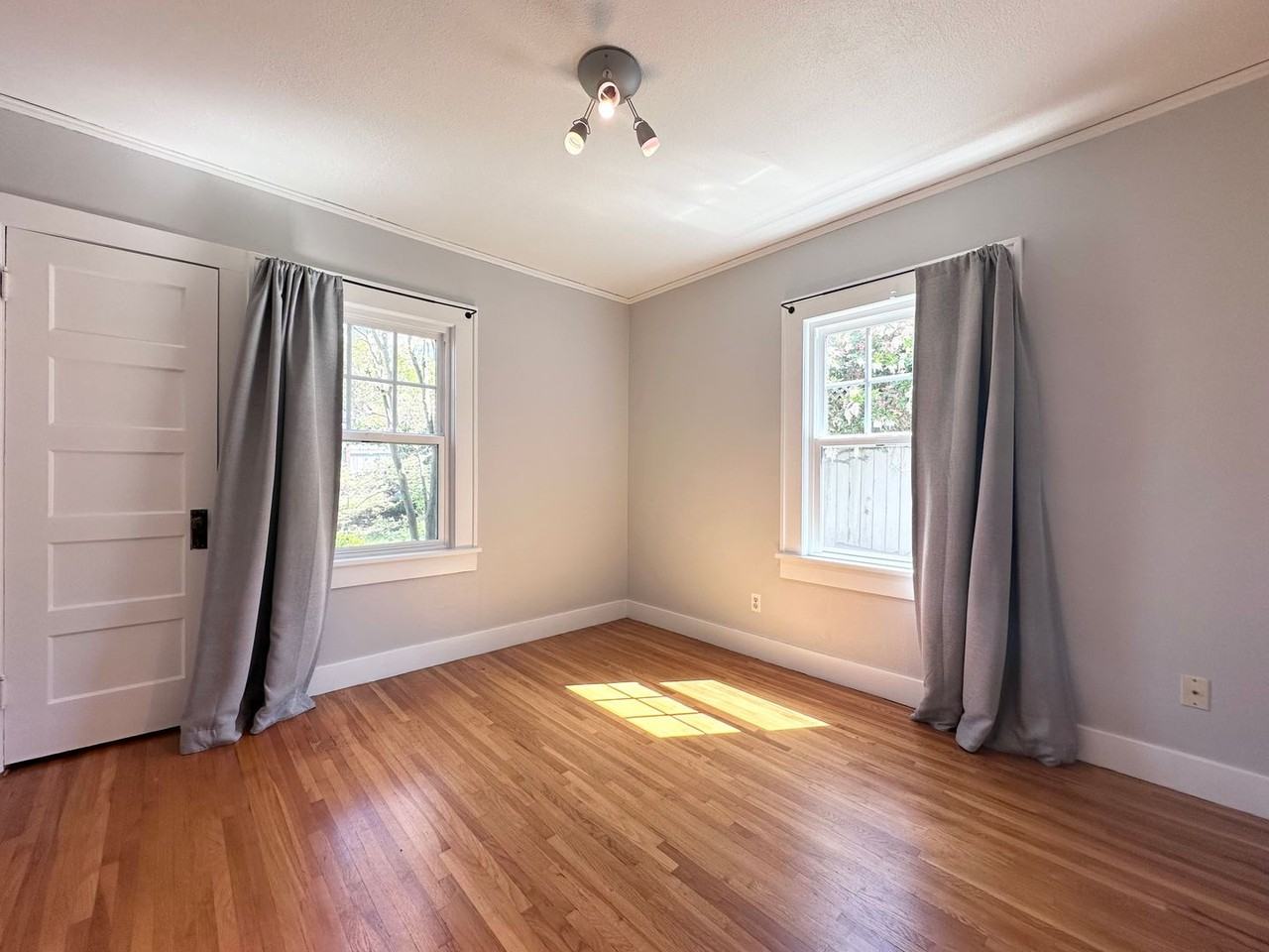 1928 Ne 64th Ave - Photo 2 of 29