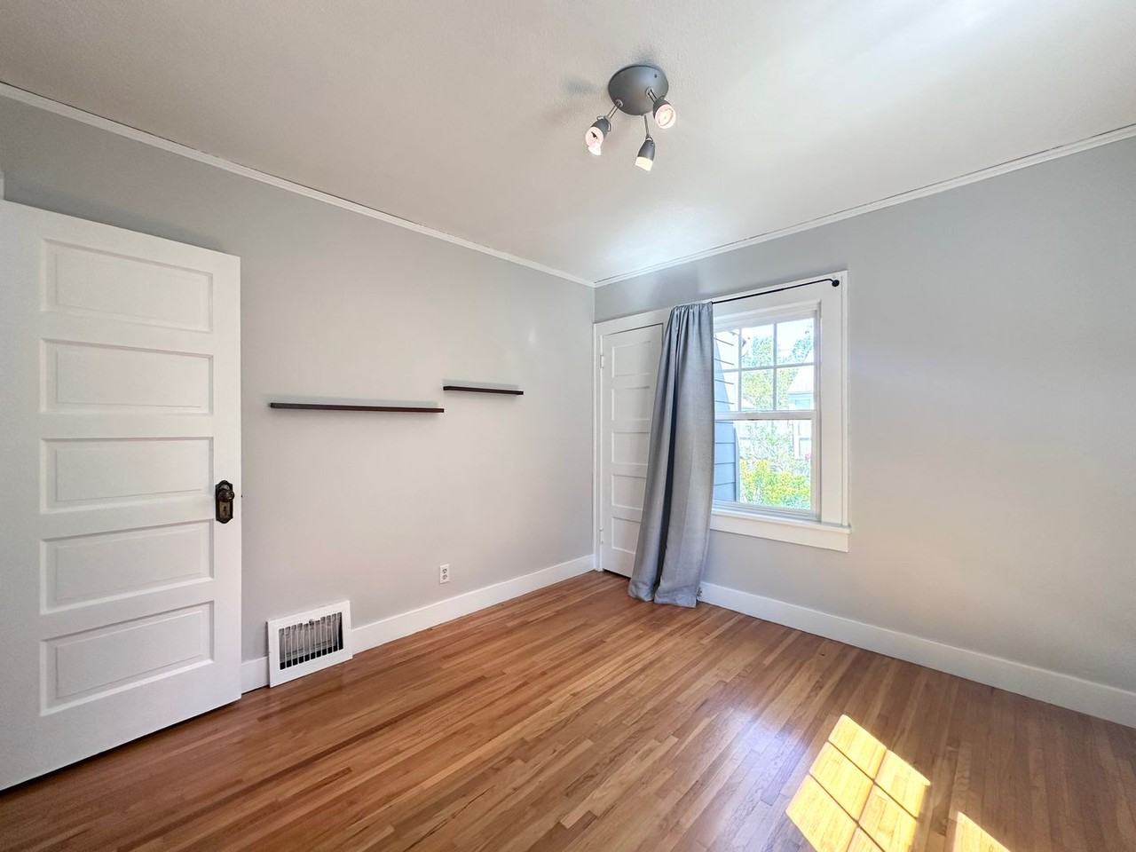 1928 Ne 64th Ave - Photo 3 of 29