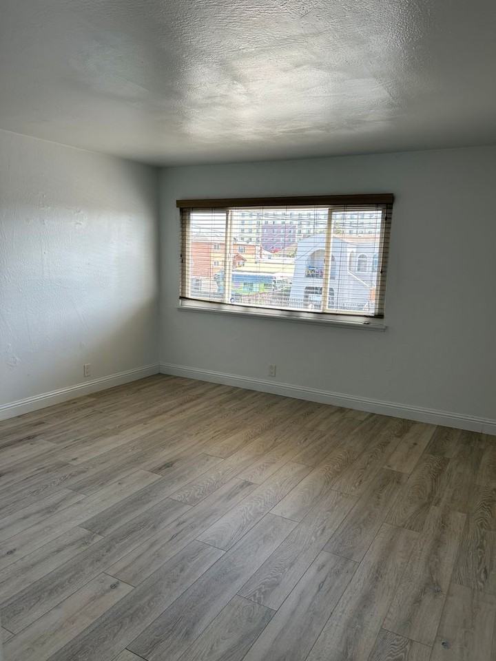 1461 103rd Ave - Photo 3 of 10