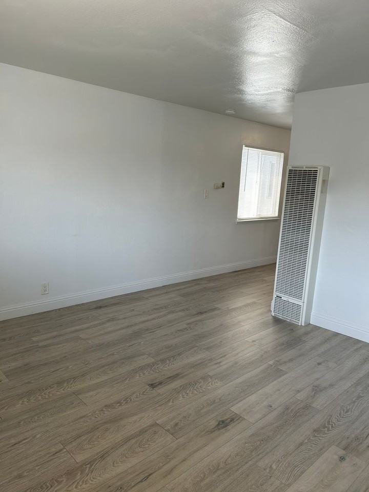 1461 103rd Ave - Photo 4 of 10