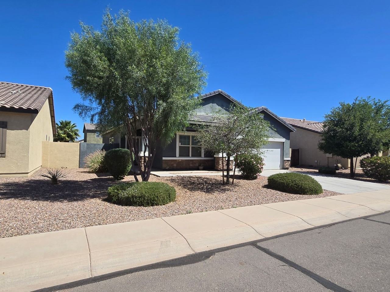 2720 E Omega Dr - Photo 2 of 31