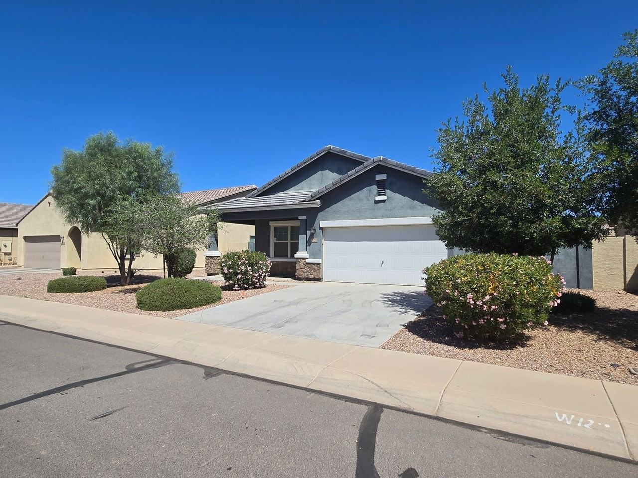 2720 E Omega Dr - Photo 3 of 31