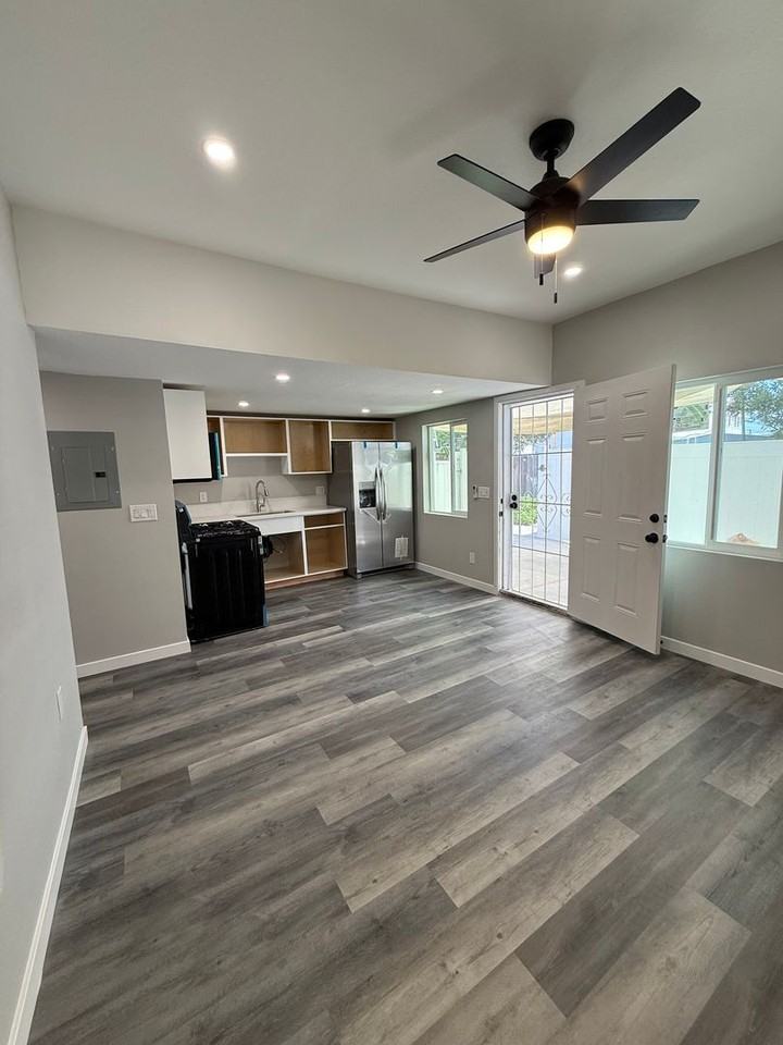 3128 1/2 Newton Ave - Photo 2 of 16