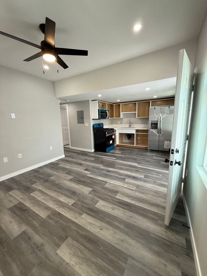 3128 1/2 Newton Ave - Photo 3 of 16