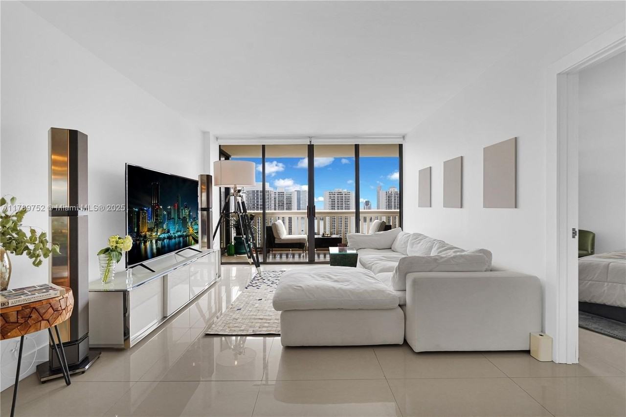 1000 Island Blvd #2508