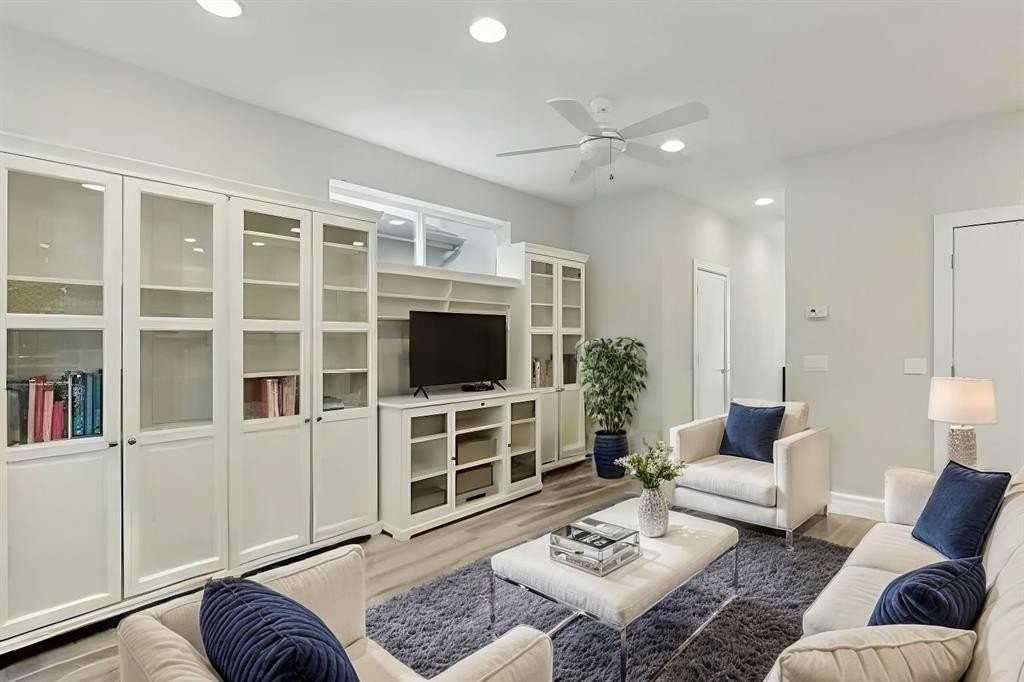 1095 Gallivant Ln - Photo 3 of 18