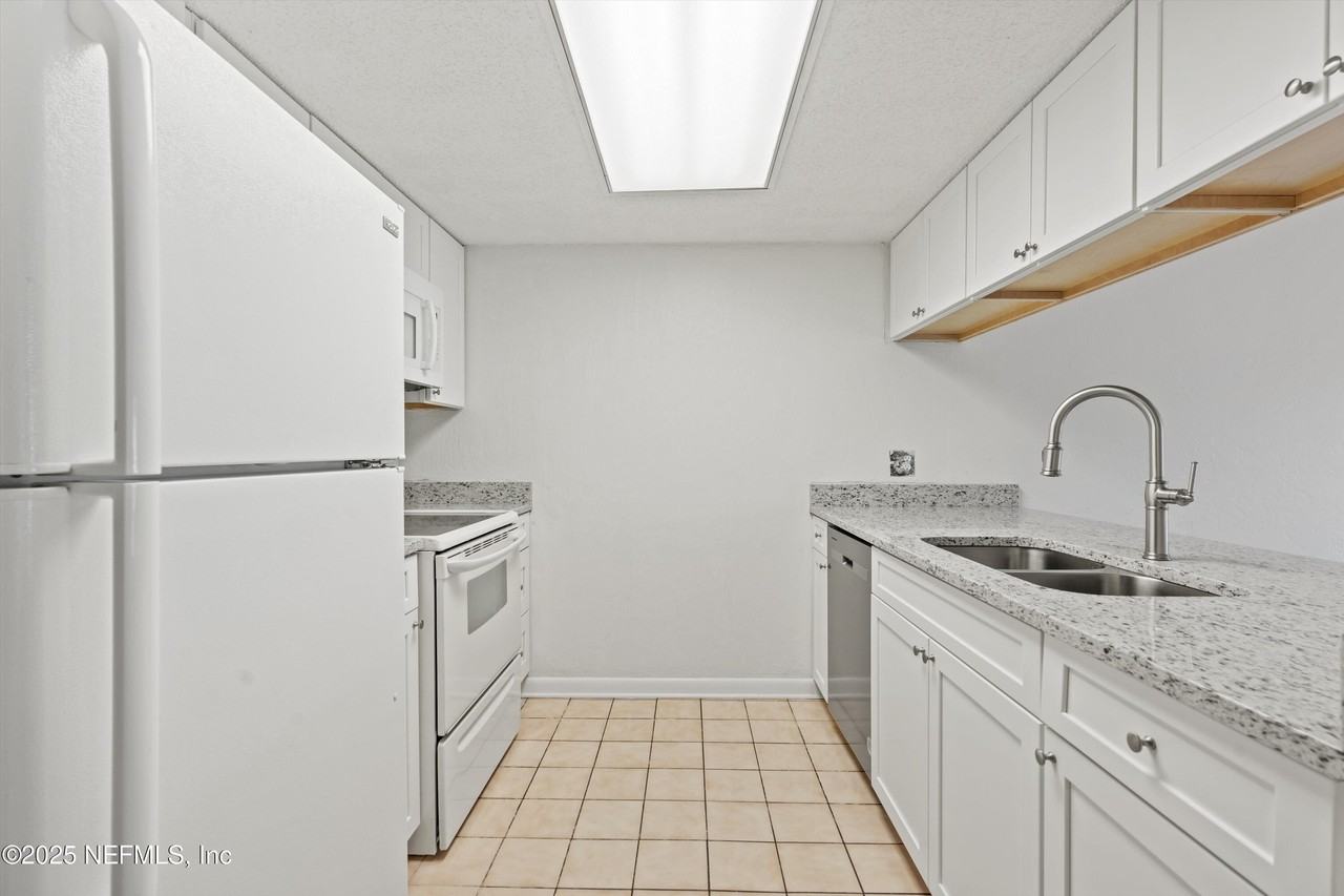 11 Dondanville Rd ##3 - Photo 6 of 24