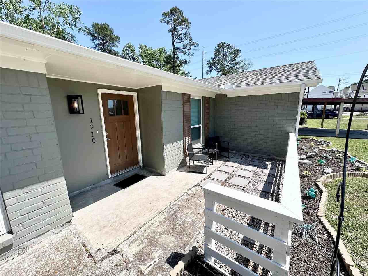 1210 W Donovan St - Photo 3 of 6