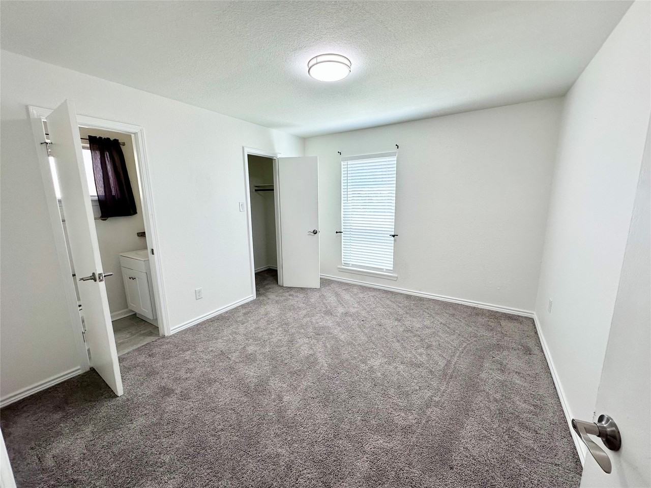 1210 W Donovan St - Photo 6 of 6